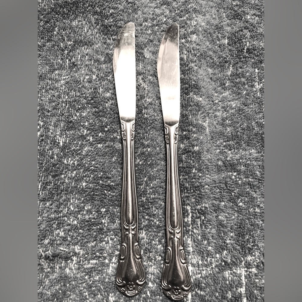 6852B Set Of 2 Wallace Plantation Stainless Steel Flatware Dinner Knives. 8.5”